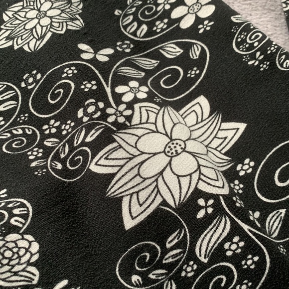 Cozy warm Fuzzy leggings with Floral Pattern - Picture 2 of 4